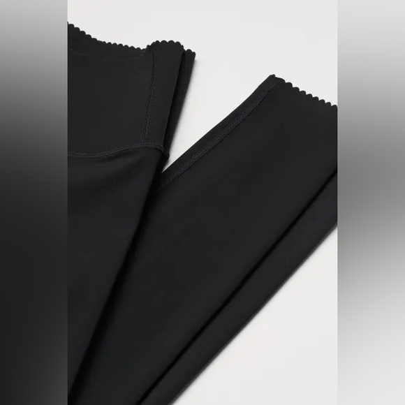 💣 NWT Black High Waist Shaping Leggings with Scallop Trim 🕶️ - Picture 6 of 8